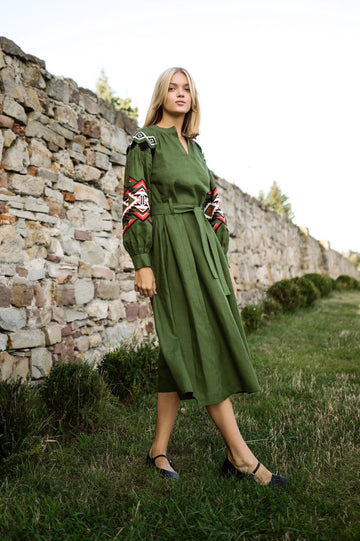 Елегантна зелена сукня з етнічною вишивкою