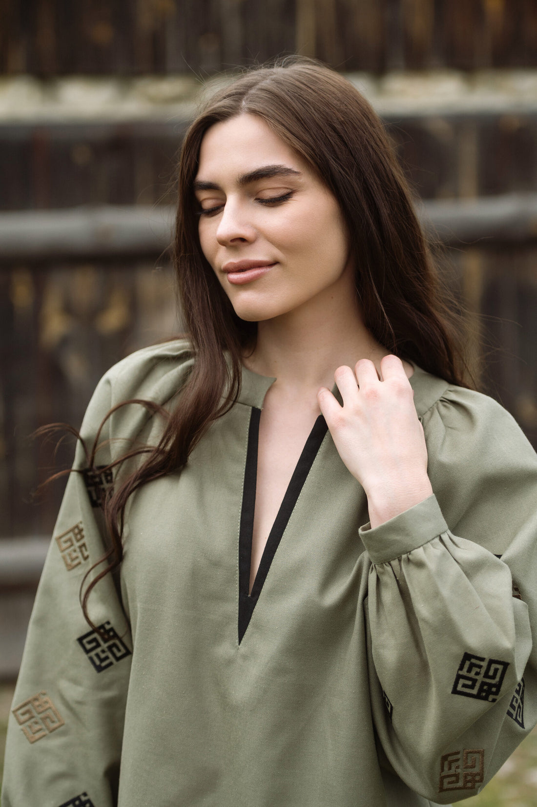 Сорочка хакі з етновишивкою та геометричною вставкою