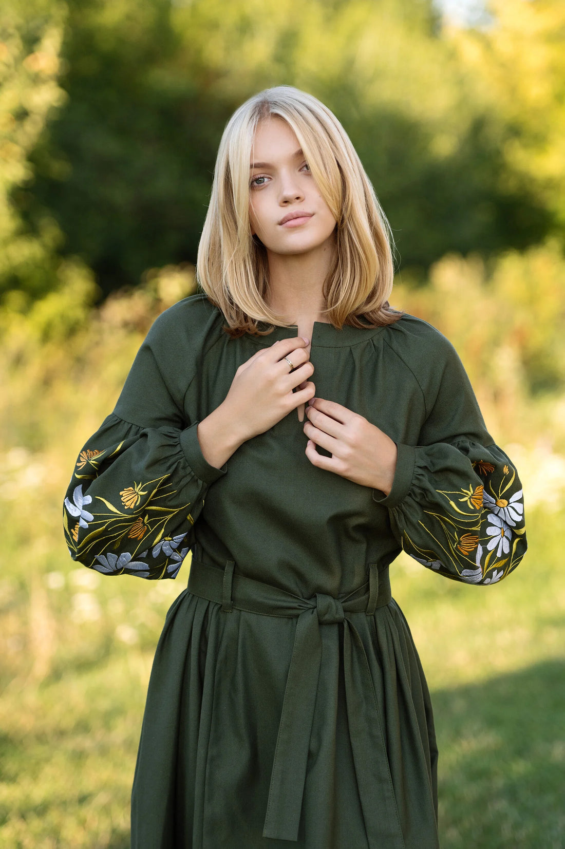 Сукня кольору хакі з квітковою вишивкою