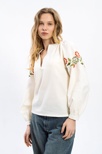 Етнічна світла блузка з вишитими квітами