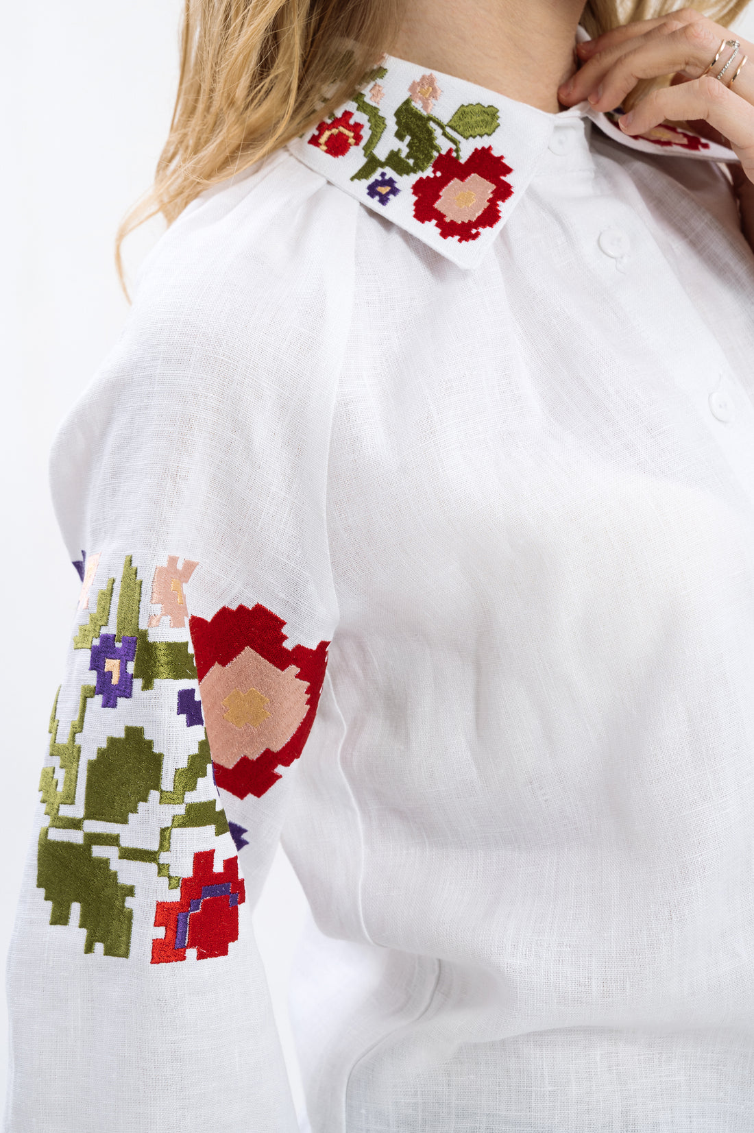 Біла блузка з льону з кольоровою вишивкою