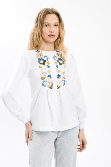 Біла вишиванка-сорочка з орнаментом у відтінках неба