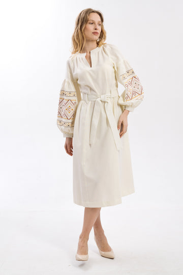 Етнічна сукня в молочному кольорі з ніжними акцентами
