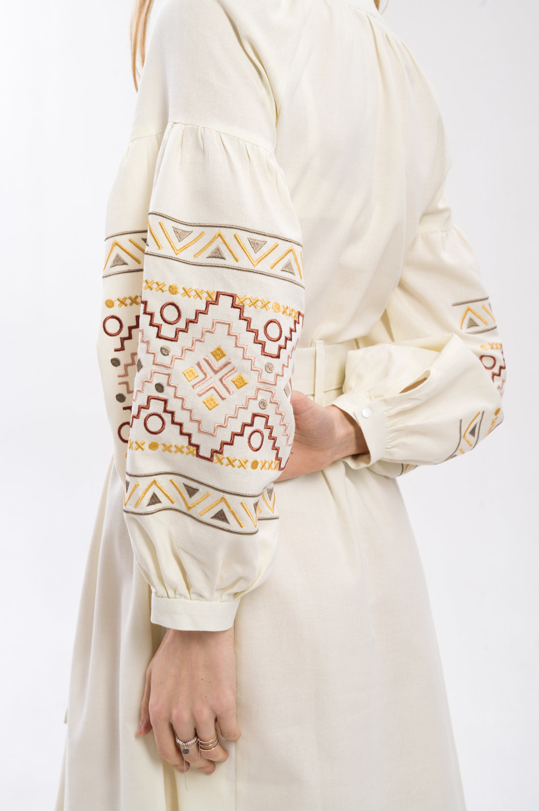 Етнічна сукня в молочному кольорі з ніжними акцентами