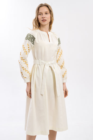 Кремова сукня з вишитими кольоровими ромбами