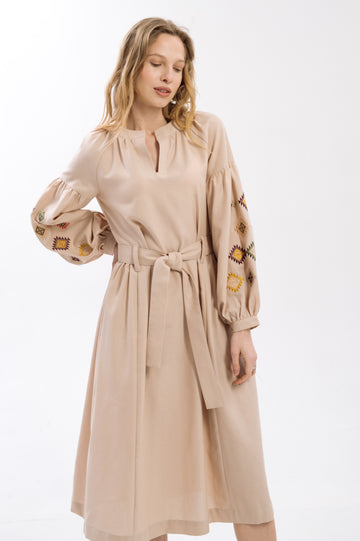 Кремова сукня з вишитими кольоровими ромбами