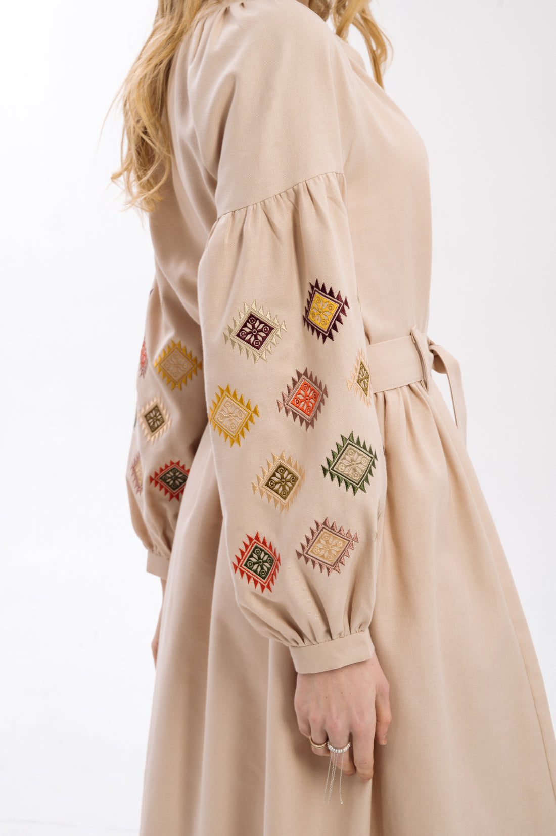 Кремова сукня з вишитими кольоровими ромбами