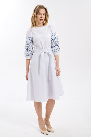 Сукня білого кольору з блакитним вишитим орнаментом на рукавах