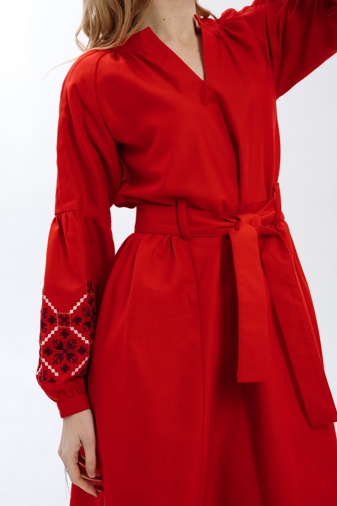 Яскрава коротка сукня з декоративними защіпами та вишитим орнаментом