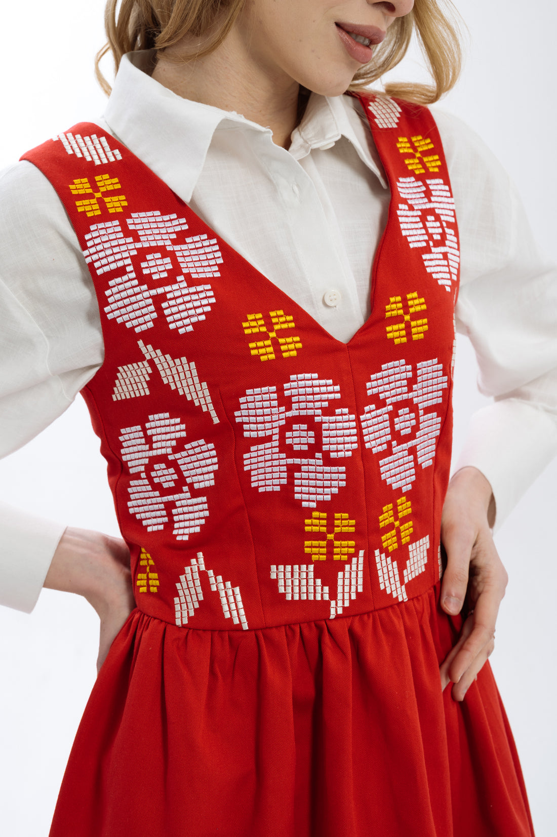 Яскравий червоний сарафан з квітковим орнаментом