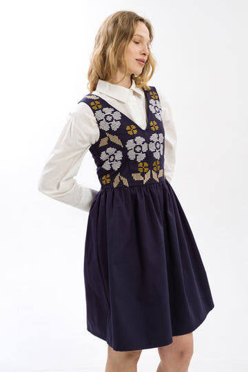 Сарафан темно-синього кольору з вишитим орнаментом