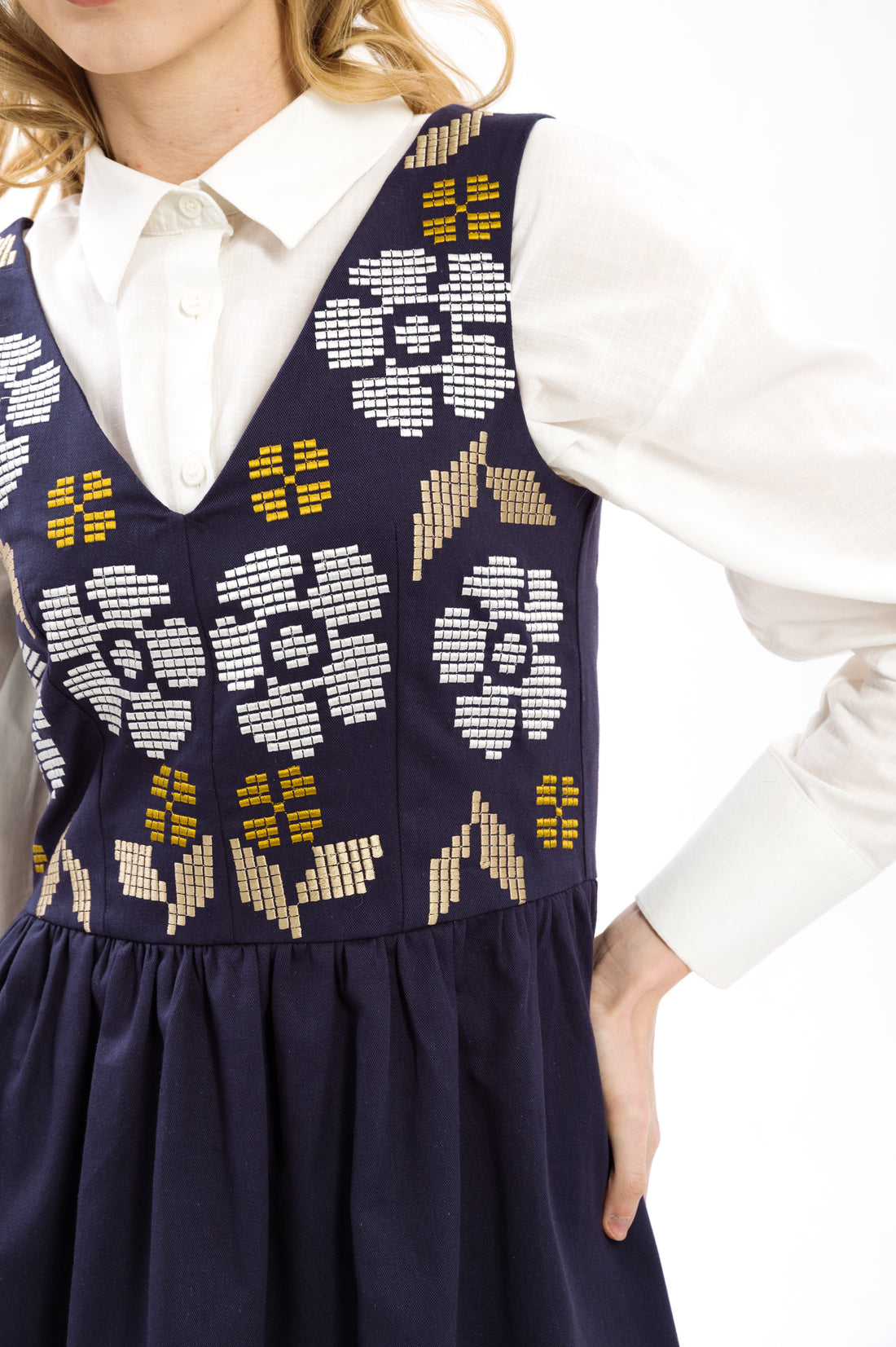 Сарафан темно-синього кольору з вишитим орнаментом