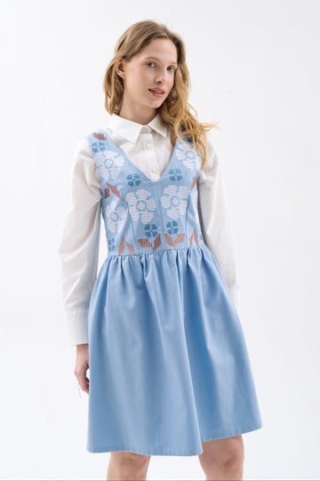 Блакитний сарафан з квітковою вишивкою