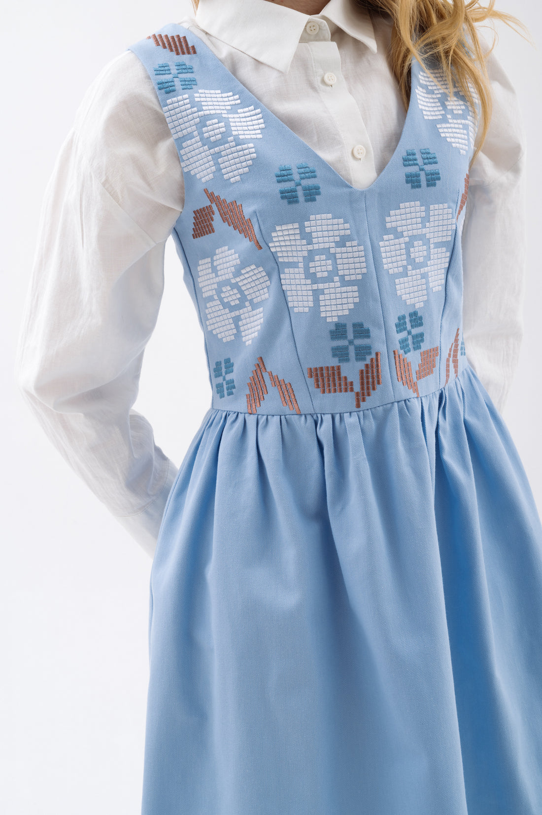 Блакитний сарафан з квітковою вишивкою