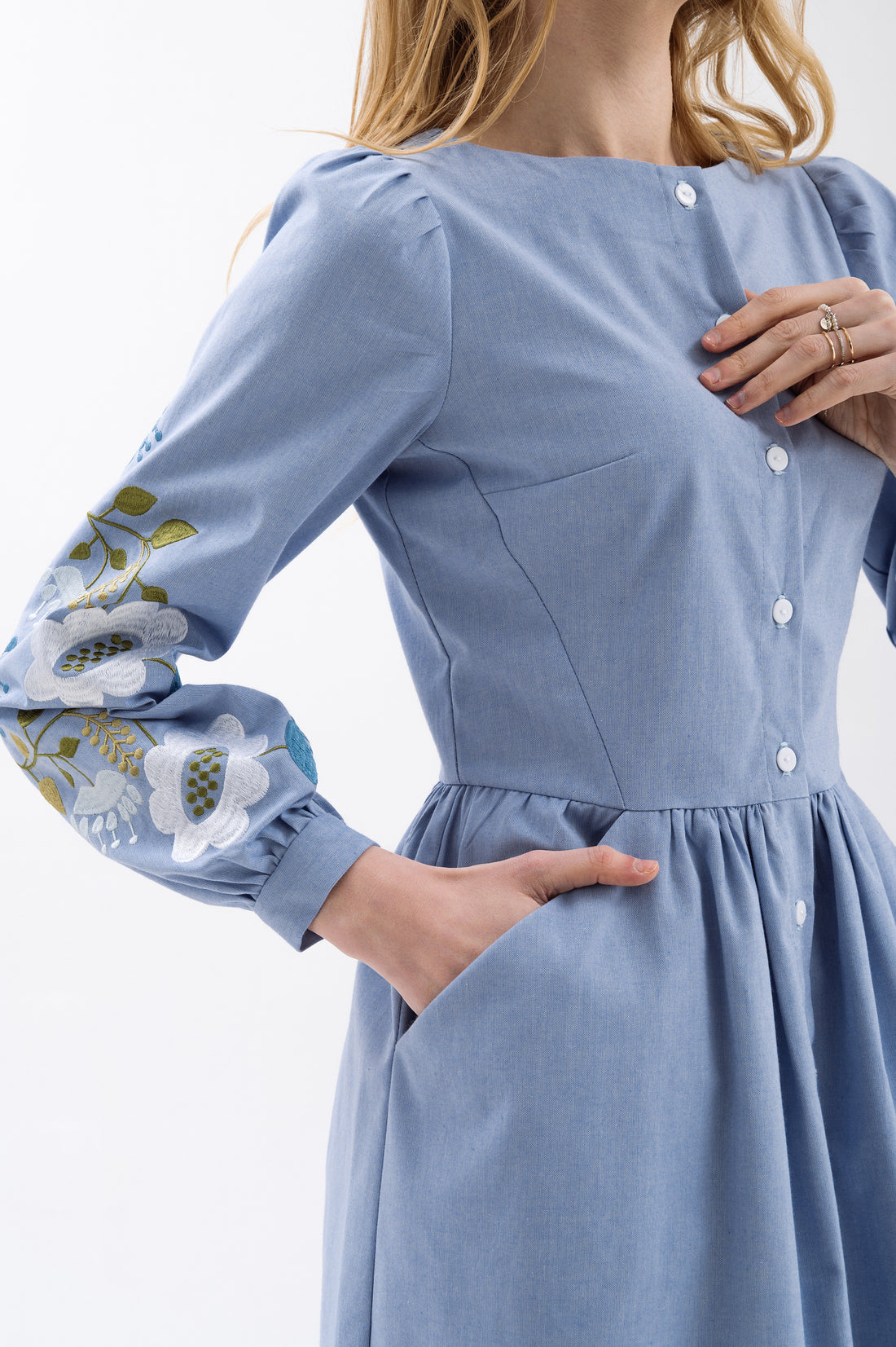 Сукня з вишитими квітами у відтінках блакитного неба