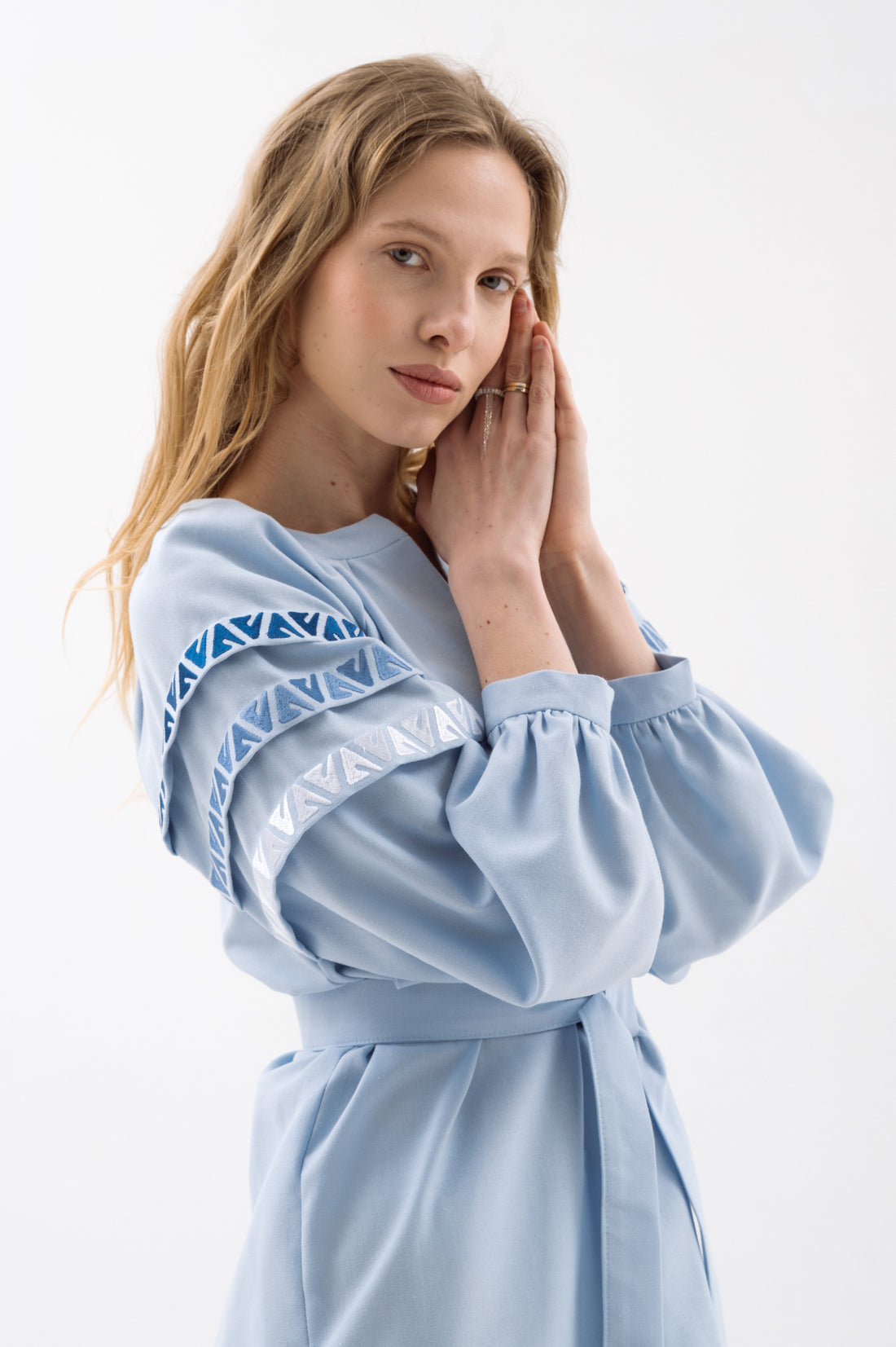 Міді-сукня з графічною вишивкою та поясом