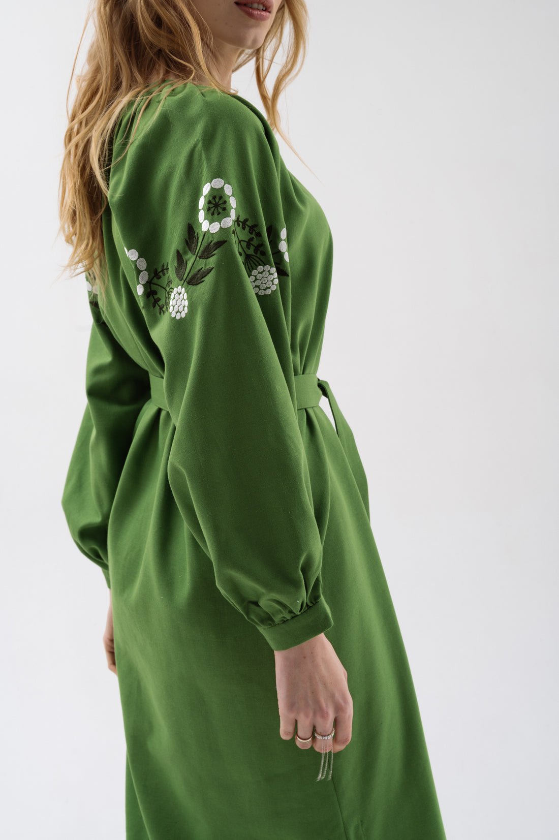 Сукня кольору хакі з квітковою вишивкою