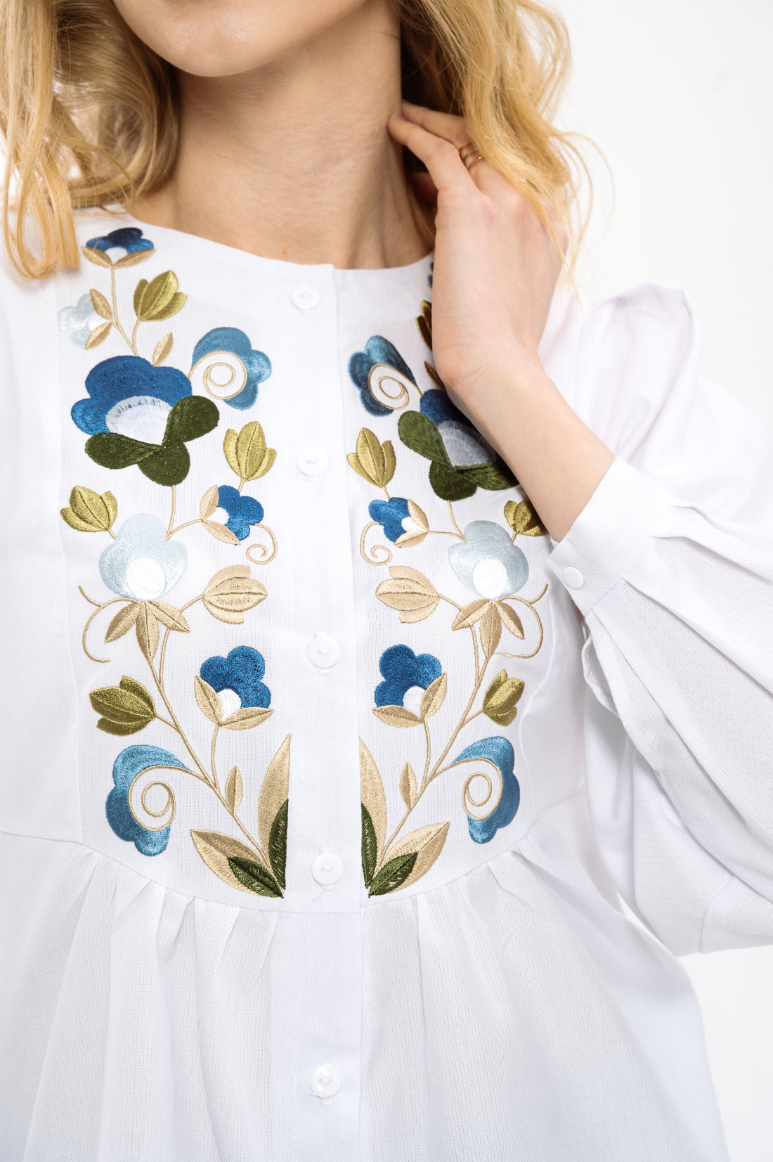 Біла вишиванка-сорочка з орнаментом у відтінках неба