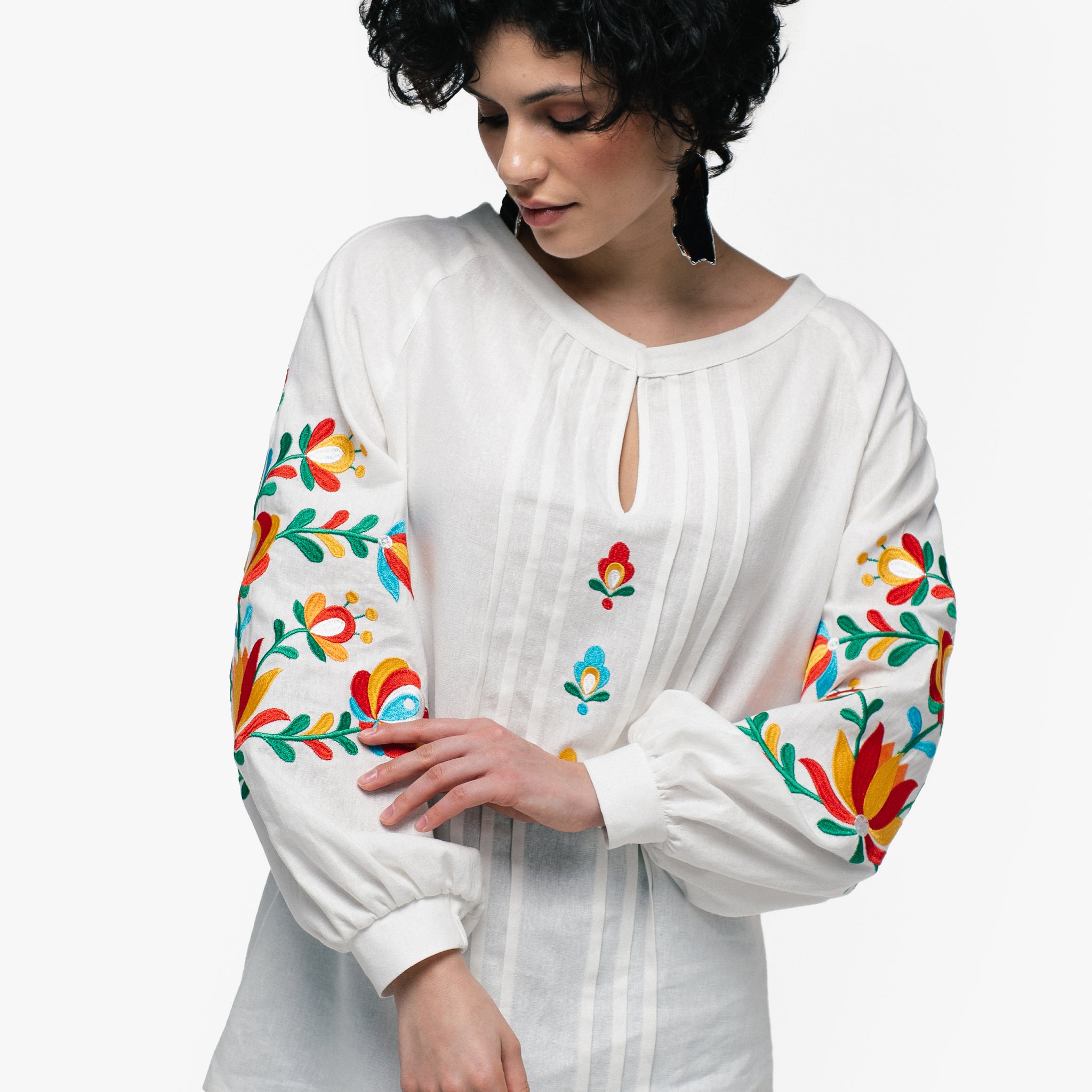 Тендітна вишиванка молочного кольору «Диканька»