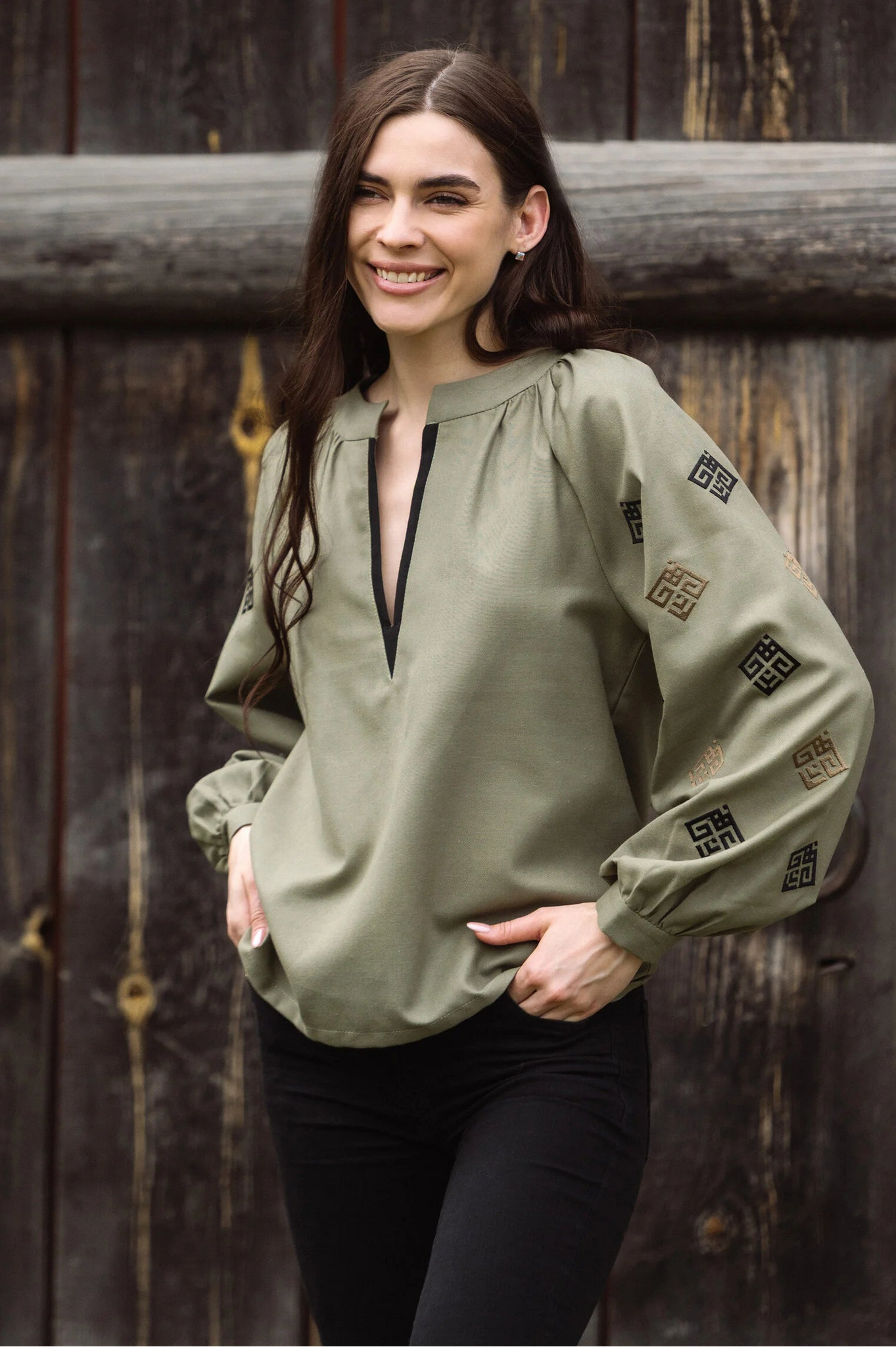 Сорочка хакі з етновишивкою та геометричною вставкою