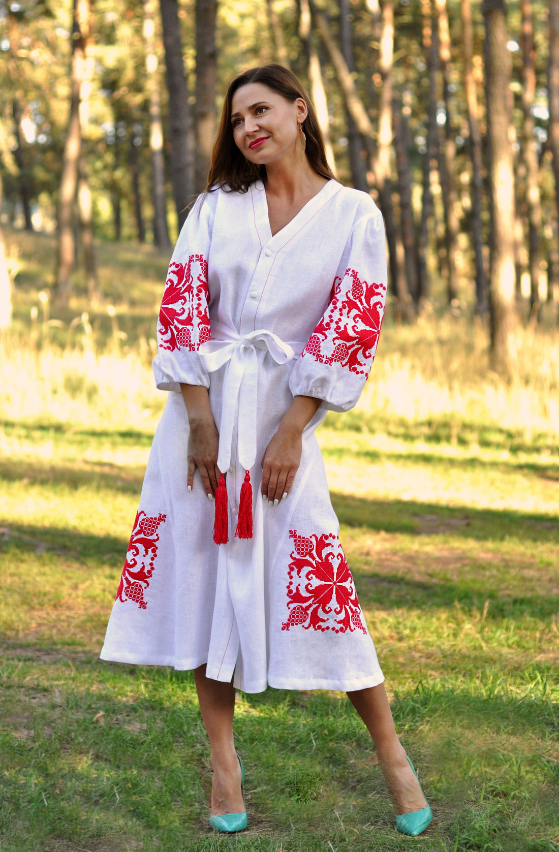 Elegant Linen Dressing Gown With Voluminous Embroidery Ornament