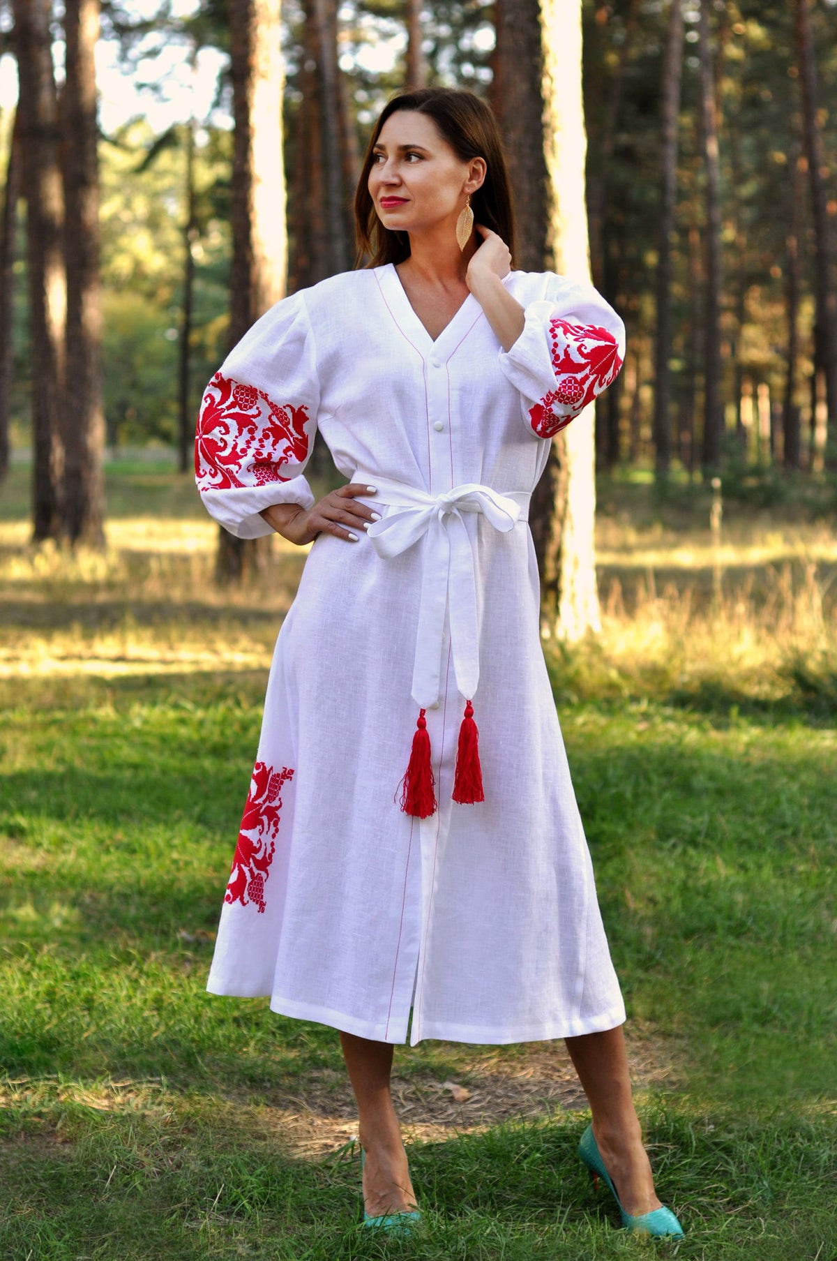 Elegant Linen Dressing Gown With Voluminous Embroidery Ornament