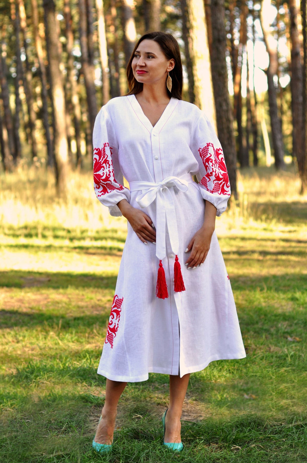 Elegant Linen Dressing Gown With Voluminous Embroidery Ornament
