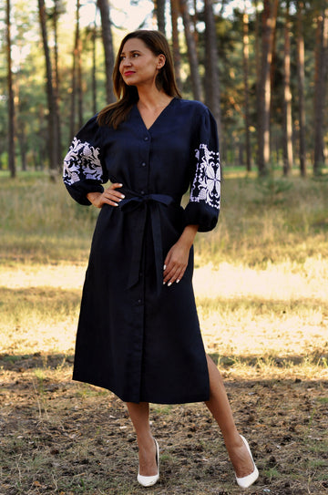 Linen Dressing Gown With Accent Embroidery Ornament